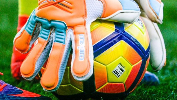 サッカーのルールが変わる！GKが8秒以上ボールを保持した場合、相手のコーナーキックに変更