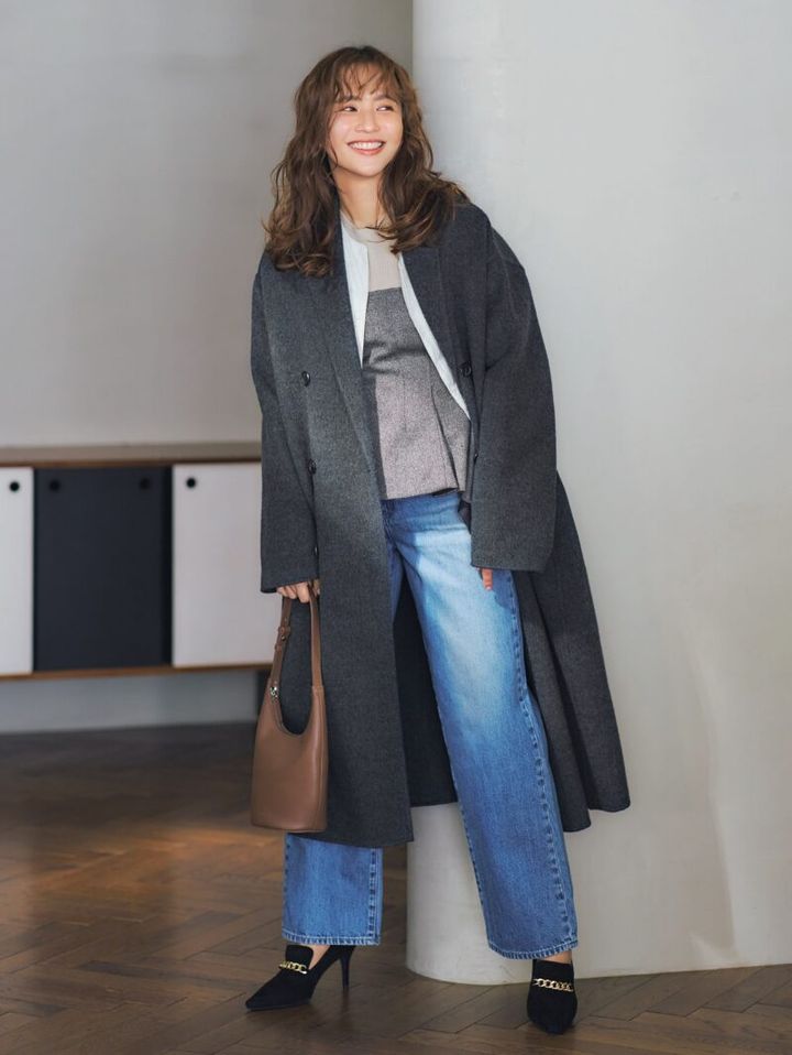 ユニクロのデニムパンツに、ジェイドットのアウターの着こなし