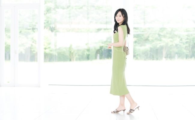 3つの首を出す女性