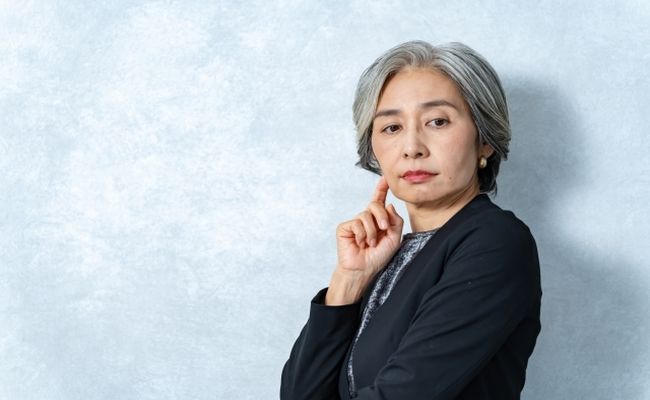 考えるミドル女性