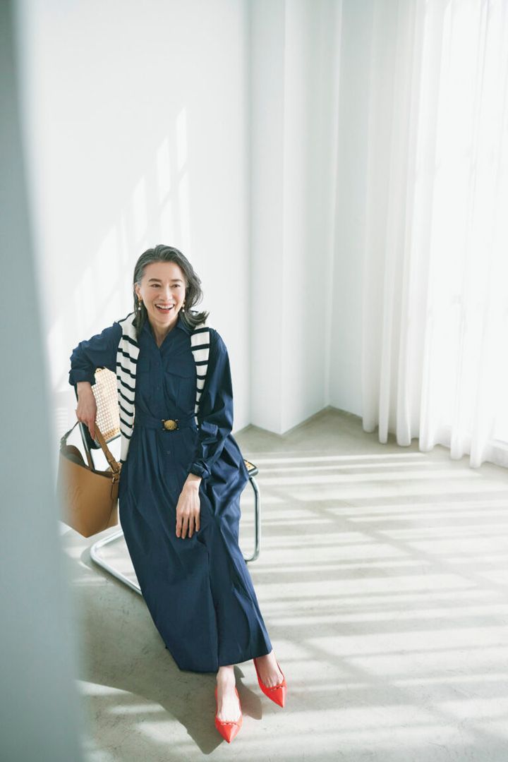 ワンピース¥39,600、カーディガン¥24,200、バッグ¥66,000／すべてローレン ラルフ ローレン（ラルフ ローレン）、イヤリング¥14,300／イリスフォーセブン（フーブス）、靴 ¥72,600／ペリーコ（アマン）