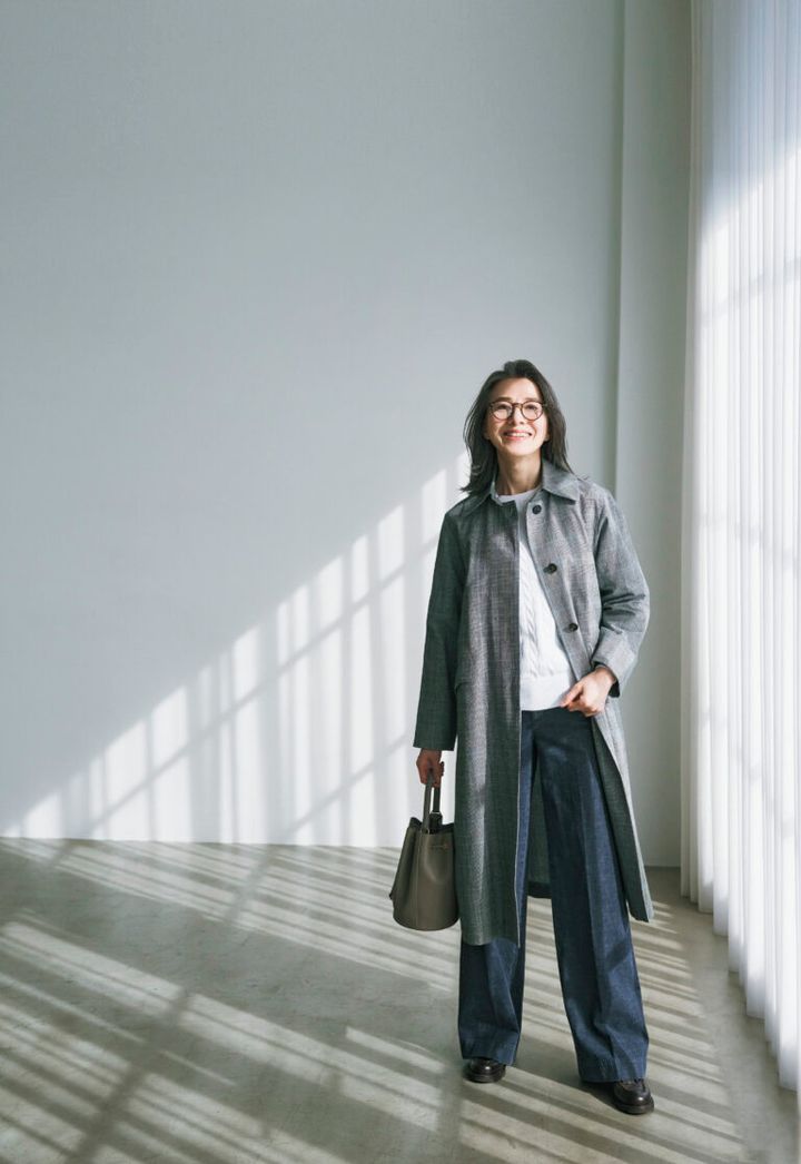 コート¥75,900、ニット¥22,000、パンツ¥36,300、バッグ¥61,600、靴¥97,900／すべてブルックス ブラザーズ（ブルックス ブラザーズ ジャパン）、 メガネ¥42,900／アイヴァン（アイヴァン 東京ギャラリー）