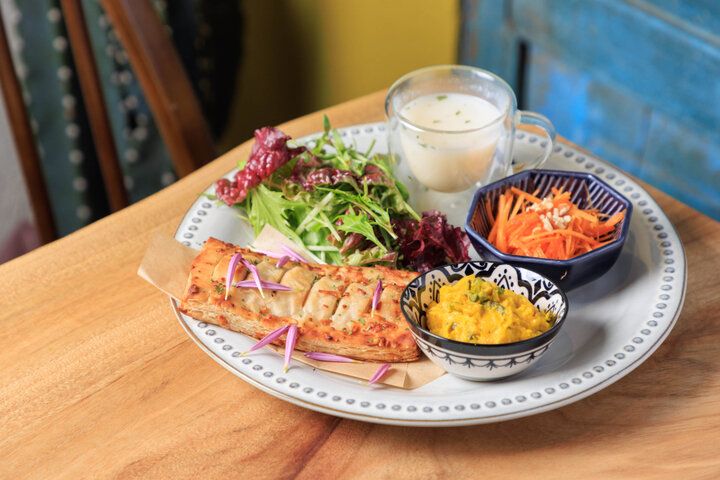 京都・哲学の道近くのカフェ「KOKU」で、香り高い花咲くシフォンケーキとお茶を♪