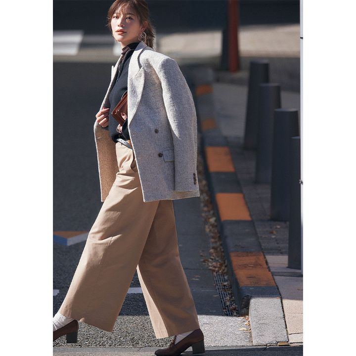 H＆Mのメンズジャケットとユニクロのワイドパンツを着たモデルの咲和希さん