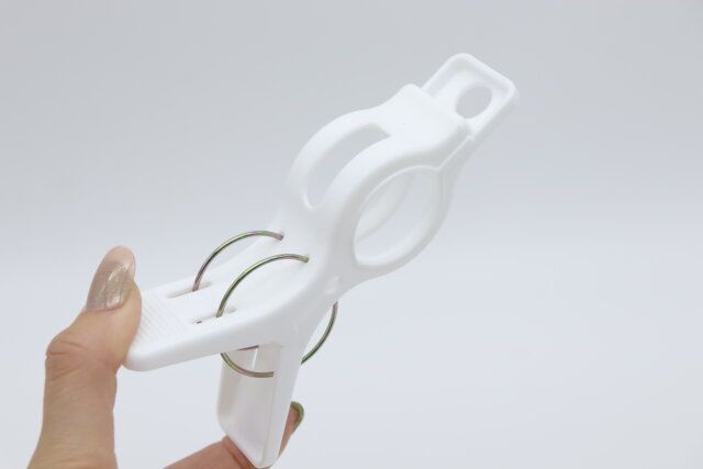 ダイソー ハンガーも固定できる洗濯バサミ（3個） 穴