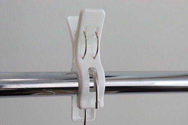 ダイソー ハンガーも固定できる洗濯バサミ（3個） はさんで固定