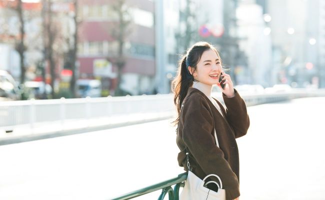 電話する女性