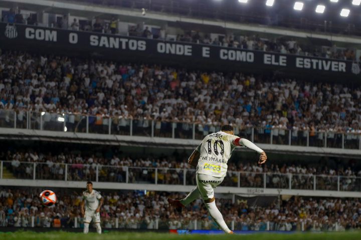 33歳ネイマール、コーナーキックに続きフリーキックでゴール！また『角度』がスゴい