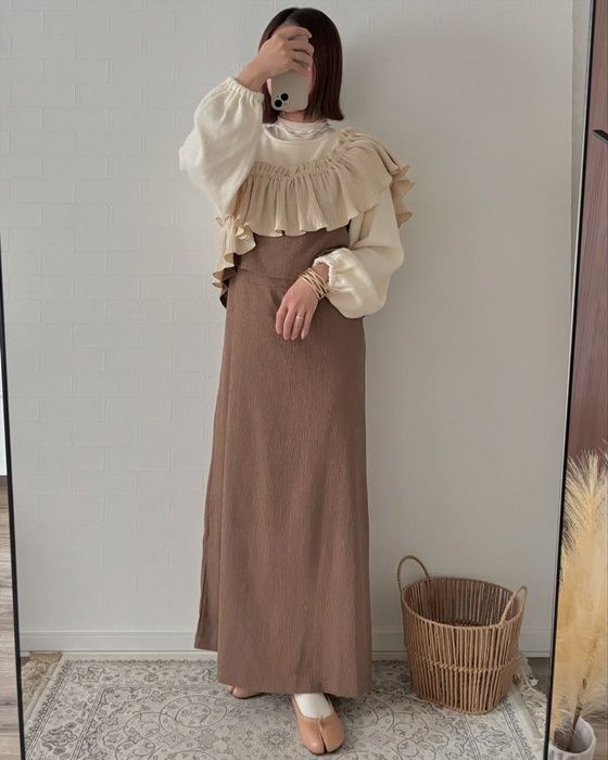 しまむらのアイボリーの「異素材フリルプルオーバー」×キャミワンピース