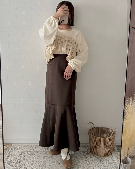 しまむらのアイボリーの「異素材フリルプルオーバー」×マーメイドスカート