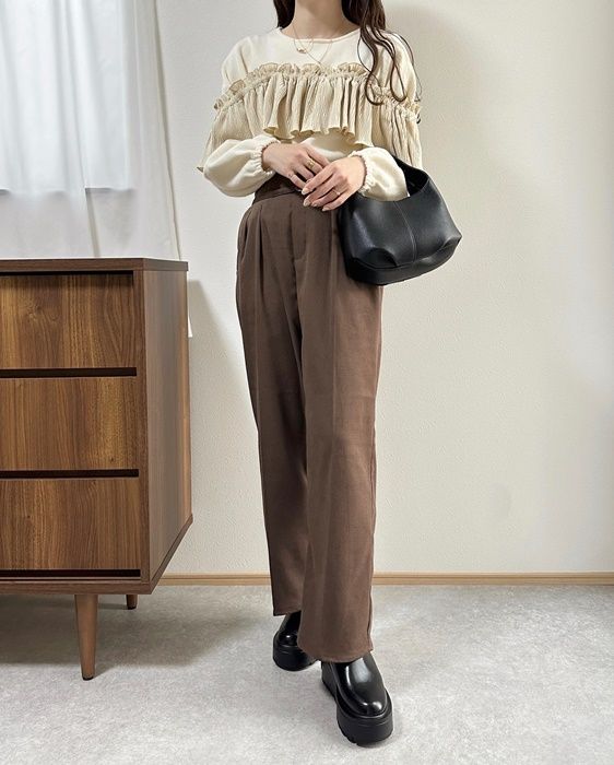 しまむらのアイボリーの「異素材フリルプルオーバー」×ベルト付きパンツ