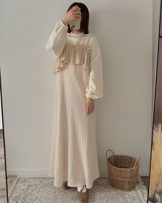 しまむらのアイボリーの「異素材フリルプルオーバー」×キャミワンピース