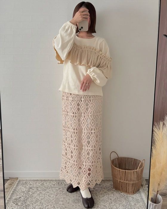 しまむらのアイボリーの「異素材フリルプルオーバー」×クロシェロングスカート