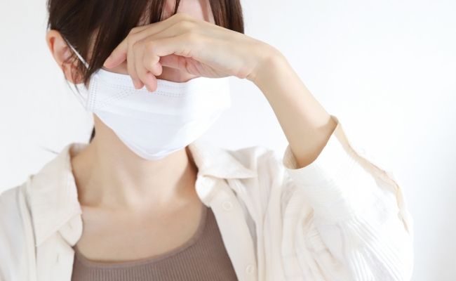 マスクをした体調不良の女性