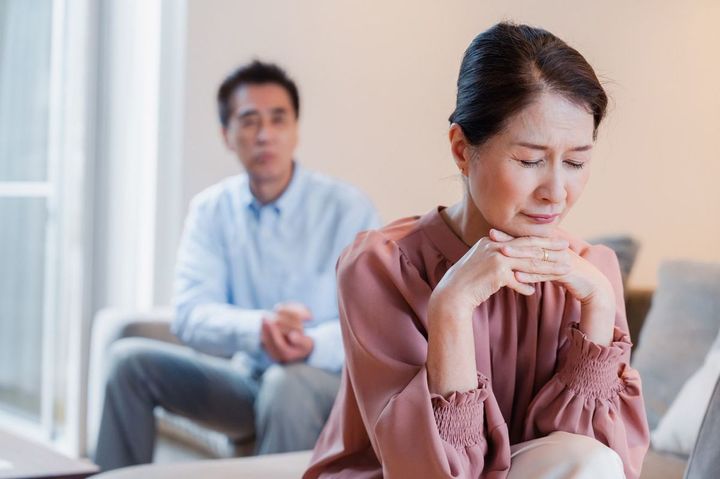 家で喧嘩する老夫婦