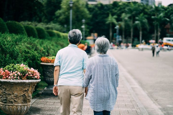 公園を歩く老夫婦