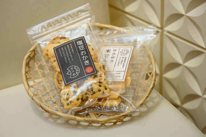 米どころ北陸ならではのお餅や和菓子をおみやげに。金沢駅構内の「すゞめ 金沢百番街店」