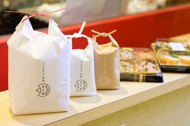 米どころ北陸ならではのお餅や和菓子をおみやげに。金沢駅構内の「すゞめ 金沢百番街店」