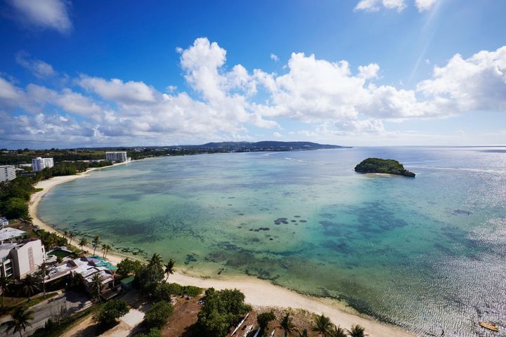 湾に浮かぶ無人島「アルバット島」が会場