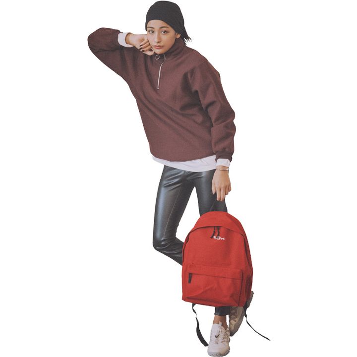 スポーティな装いも足元を甘めにすることでオシャレに更新