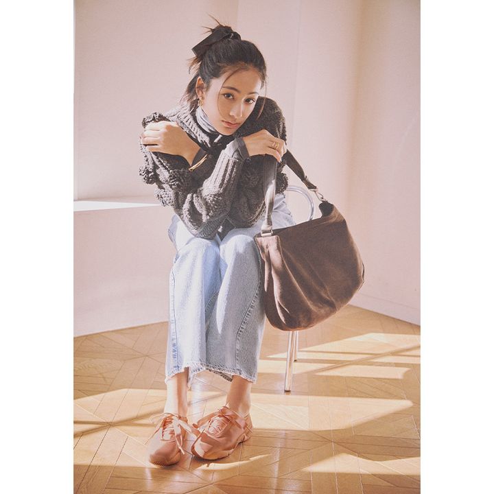 デニムコーデも甘めに盛れる新作スニーカーに注目