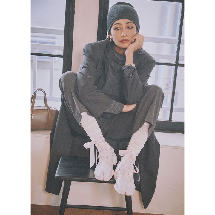 全身グレーコーデに足元をピンクのスニーカーで可愛く盛るのが今っぽい