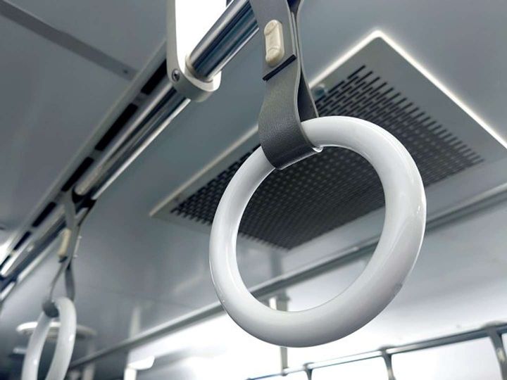 毎日の通勤電車で（画像はイメージ）