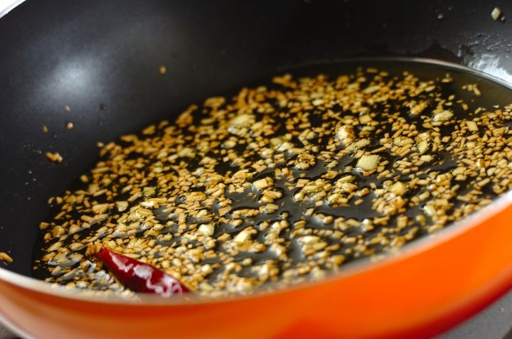 豚肉とキャベツのガーリックオイルスパゲティーの作り方1