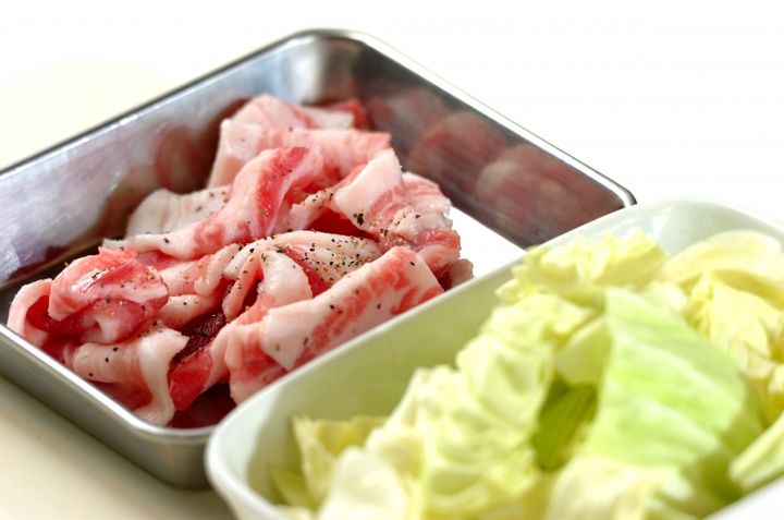 豚肉とキャベツのガーリックオイルスパゲティーの下準備1