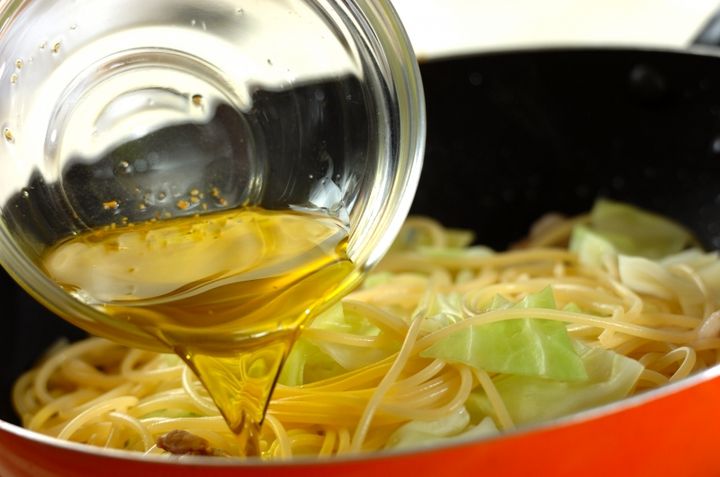 豚肉とキャベツのガーリックオイルスパゲティーの作り方4