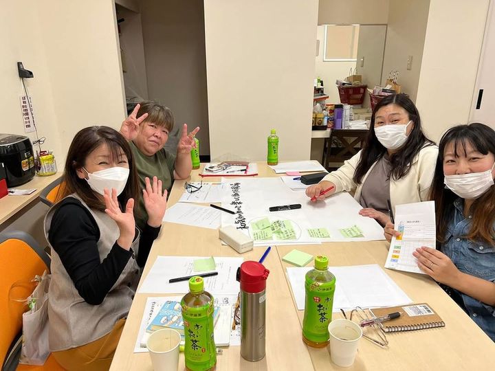 社内会議は、いくつかのグループに分かれて話し合ったり、今後の会社の方向性を共有したりする場にもなっている