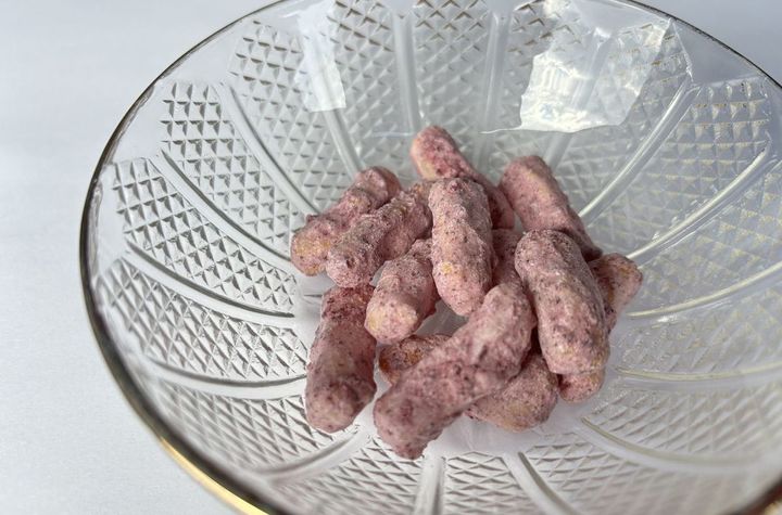 口に入れると甘く、ほろっと溶けるような「ブルーベリーあられ」