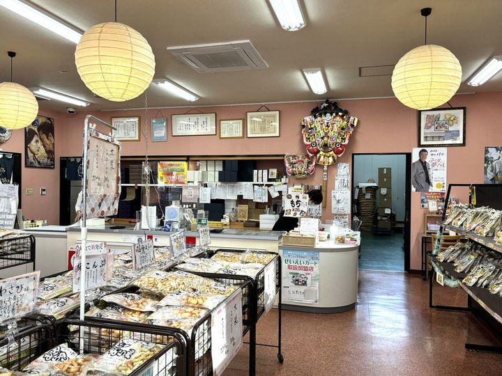 これまで数々の味が生まれ、なくなり、増えていった店内。レジ前には試食スペースもある