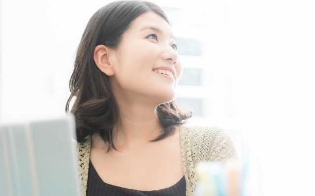 服薬で痛みがなくなったことに気付く女性