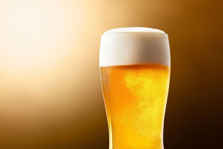 グラスに注がれたビール