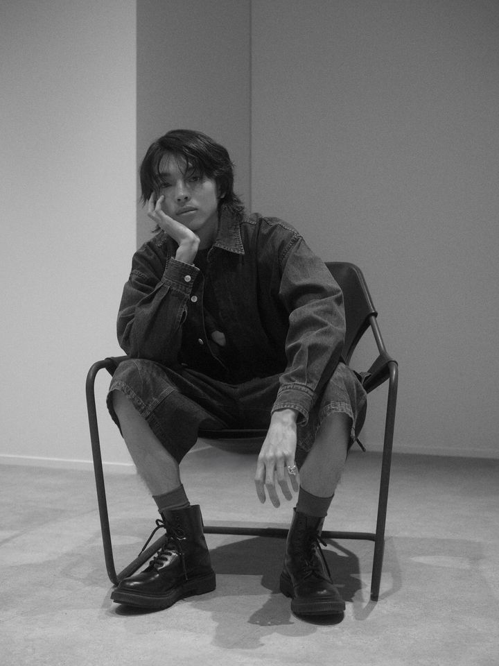 ジャケット¥49,500 パンツ¥38,500／HOLO MARKET（スタジオ ファブワーク）シューズ¥95,700／ADIEU（バウ インク）イヤーカフ¥29,700リング(右手）¥26,400リング(左手）¥34,100／すべてPLUIE（プリュイ トーキョー）その他スタイリスト私物