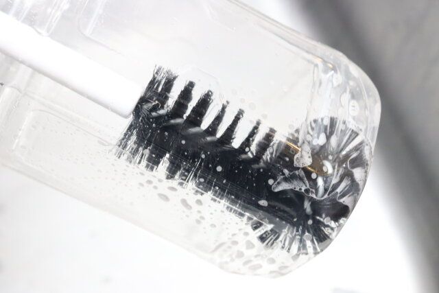 しなやかロングブラシ（ボトルの底がしっかり洗える） 使用例