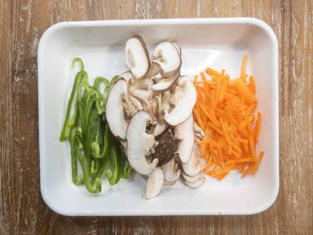 ピーマン、しいたけ、にんじんをカット