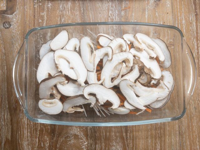 春雨の上に人参を広げて入れ、その上に椎茸を広げて入れます