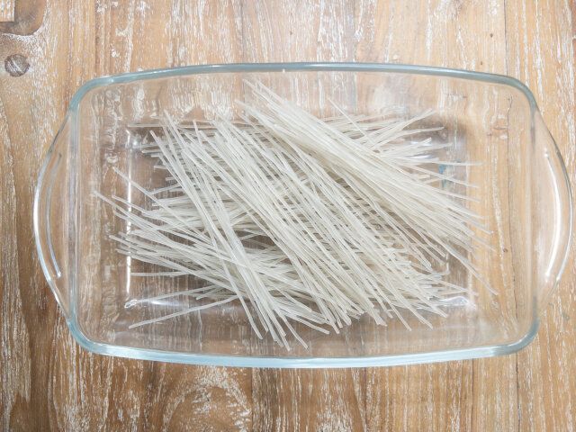 耐熱性の容器に春雨を重ならないように入れます