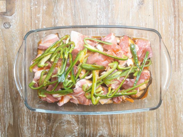 合わせ調味料を回しかける