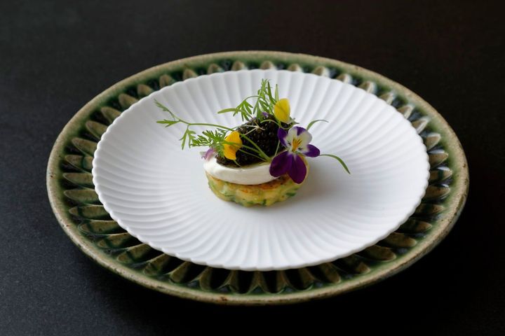 「キャビア 九条葱 シェーブル」（ディナーコース「八坂」より）