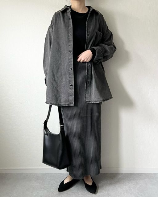 リブニットナロースカートを着たコーデ