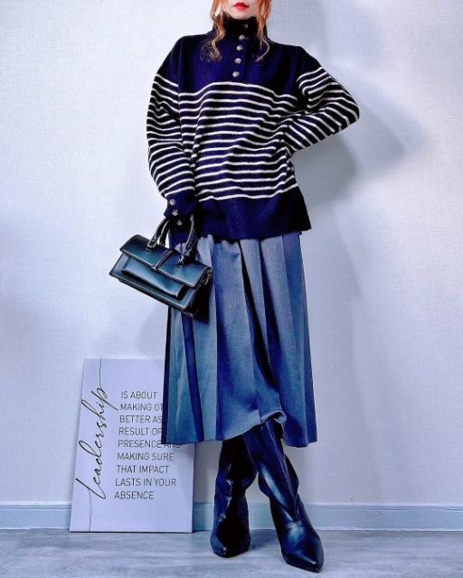 プリーツミディスカートを着たコーデ