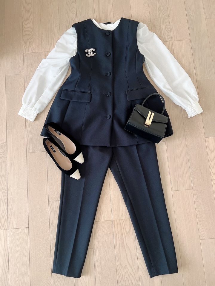 CELFORDのジレセットアップとブラウスを使用したキレイめスタイル