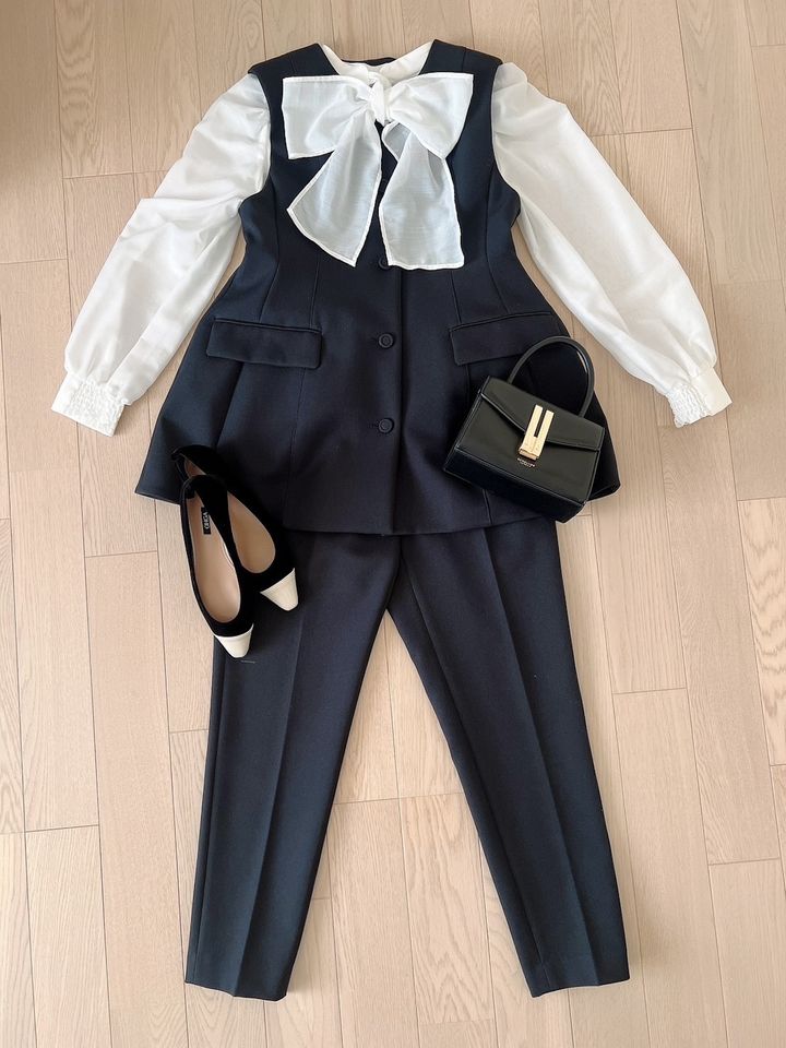 CELFORDのジレセットアップとブラウスを使用したキレイめスタイル