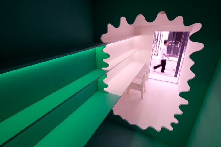 Red Light Yokohama ©Yasutaka Yoshimura ・ライフ #11》 2022年 ※参考図版 神奈川県、2010年