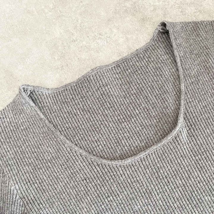 画像: 開きのある首元がポイント！