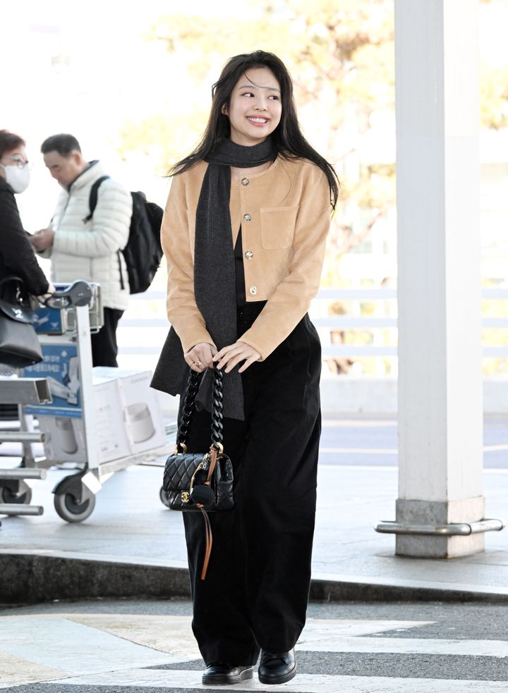 2024年3月、シャネル 2024-25年秋冬コレクションに参加するため、仁川国際空港からパリへ出発したジェニー。