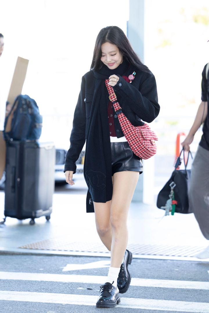 2024年9月、シャネル 2025年春夏コレクションへと向かうジェニー。